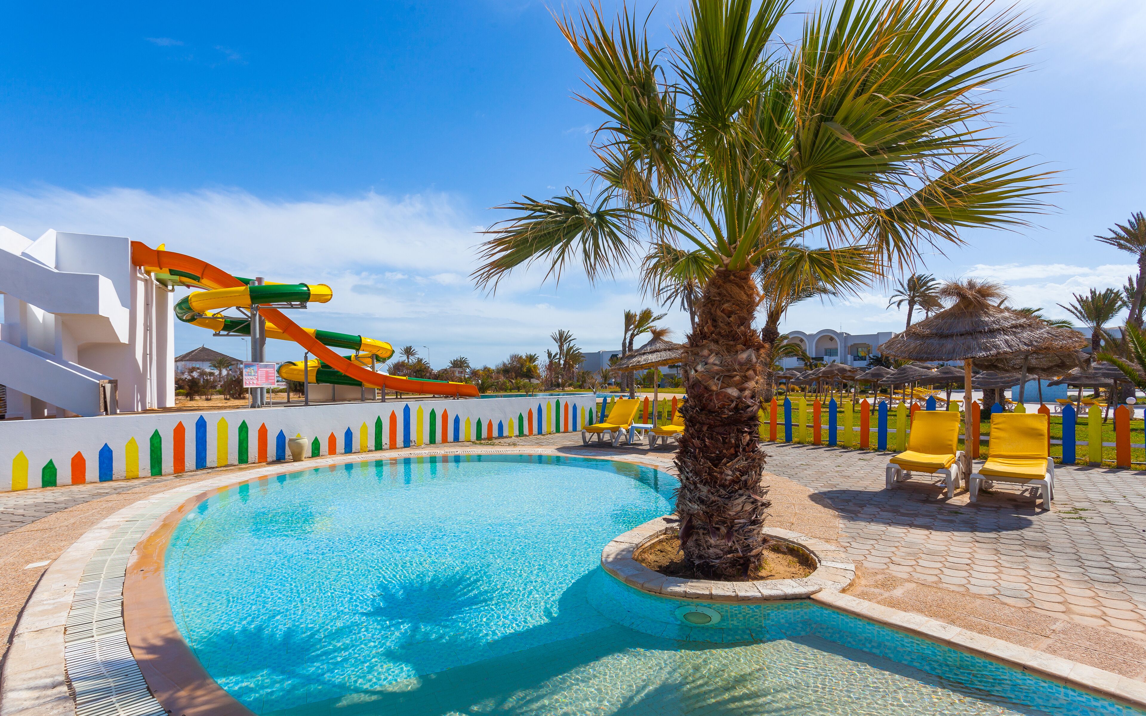 Una piscina techada, una piscina al aire libre de temporada