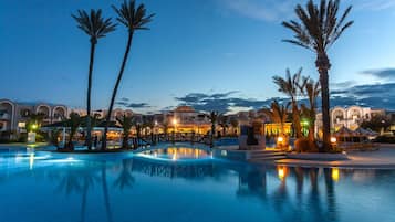 Piscina interna, piscina externa sazonal