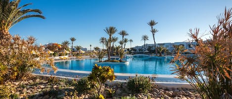 Una piscina cubierta, una piscina al aire libre de temporada