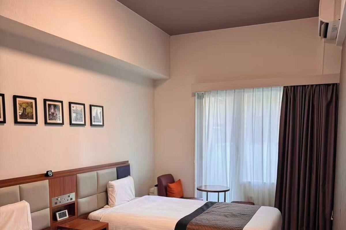 Comfort Twin Room | Premium bedding, down comforters, memory foam beds, in-room safe