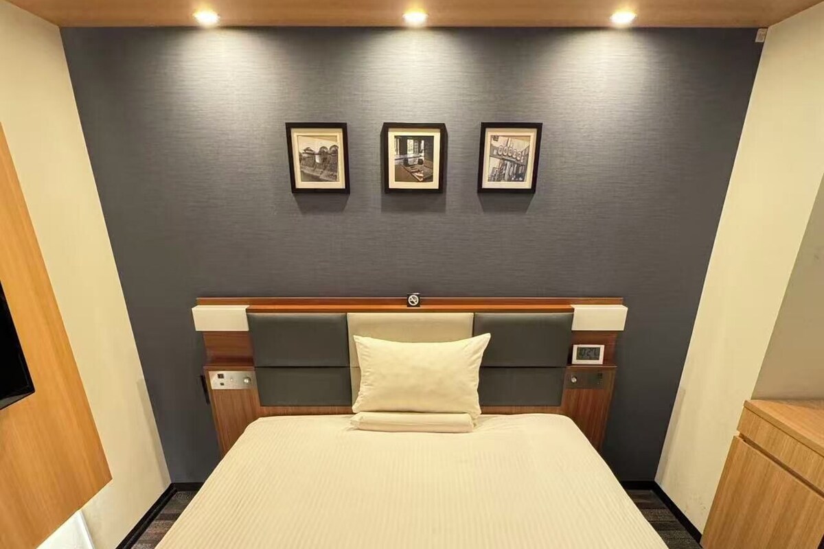 Comfort Single Room | Premium bedding, down comforters, memory foam beds, in-room safe