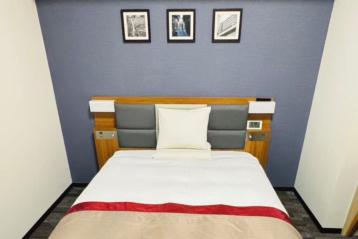 Deluxe Single Room | Premium bedding, down comforters, memory foam beds, in-room safe