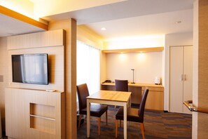 Deluxe Suite | Premium bedding, down duvets, memory-foam beds, in-room safe - Floral Higashishinsaibashi Hotel (Osaka)