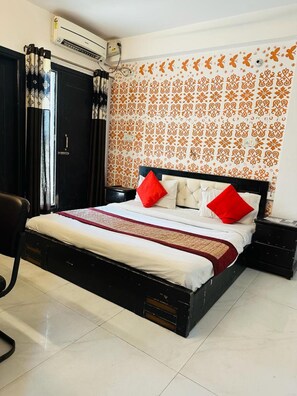 Deluxe Double Room | Soundproofing, free WiFi, bed sheets - Roomshala 032 Silver Key Sector 9 (New Delhi)