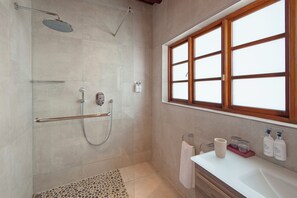 Comfort Double Room, Garden View | Bathroom | Separate bathtub and shower, deep-soaking bathtub, rainfall showerhead - Villa Venusta (Hermanus)