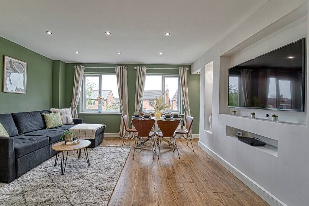 Stylish 3 Bedroom House with Parking
