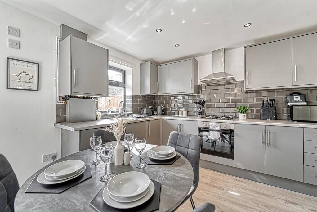 2 Bedroom Home with Parking