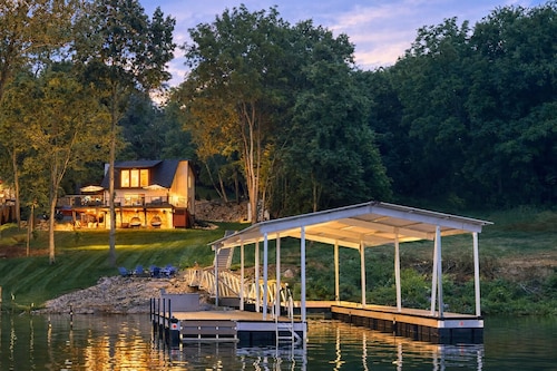 Luxury, Lakefront, Firepit, Hot Tub- Lone Oak Lakehouse