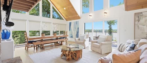 Smart TV, chimenea y estéreo