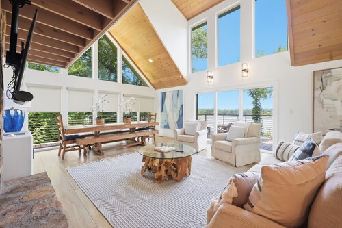 Lone Oak Lakehouse- Luxury, Lakefront, Firepit, Hot Tub, Kayaks