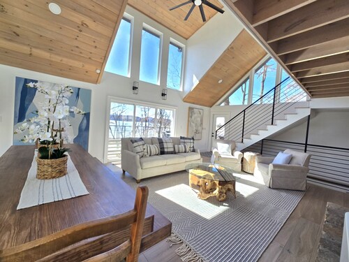 Luxury, Lakefront, Firepit, Hot Tub- Lone Oak Lakehouse