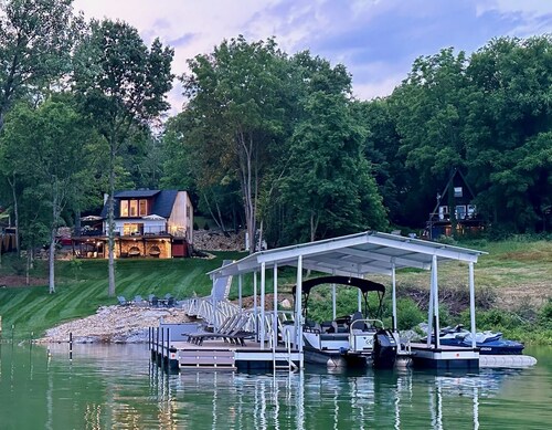 50% OFF Book by 12/31  Luxury, Lakefront, Firepit, Hot Tub- Lone Oak Lakehouse