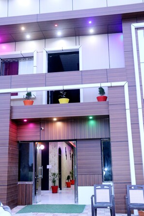 Reception - Hotel Krishna Manu Palace (Nivari)