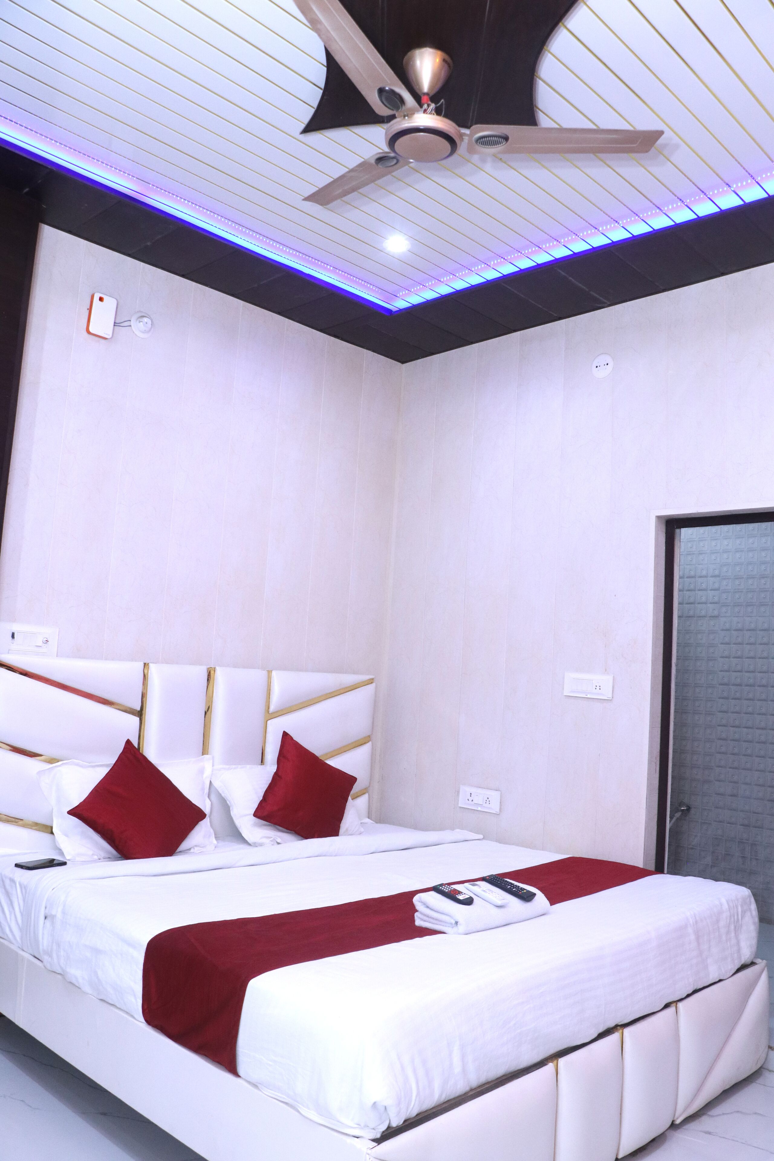 Desk, soundproofing, free WiFi, bed sheets