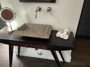 Dusche, Haartrockner, Handtücher, Seife