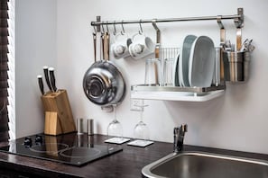 Refrigerador, microondas, placa de cocina, cafetera/tetera