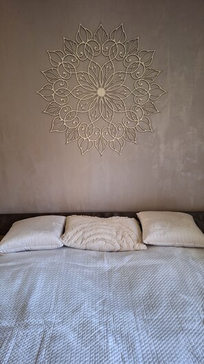 1 quarto, ferros/tábuas de passar roupa, berço de viagem