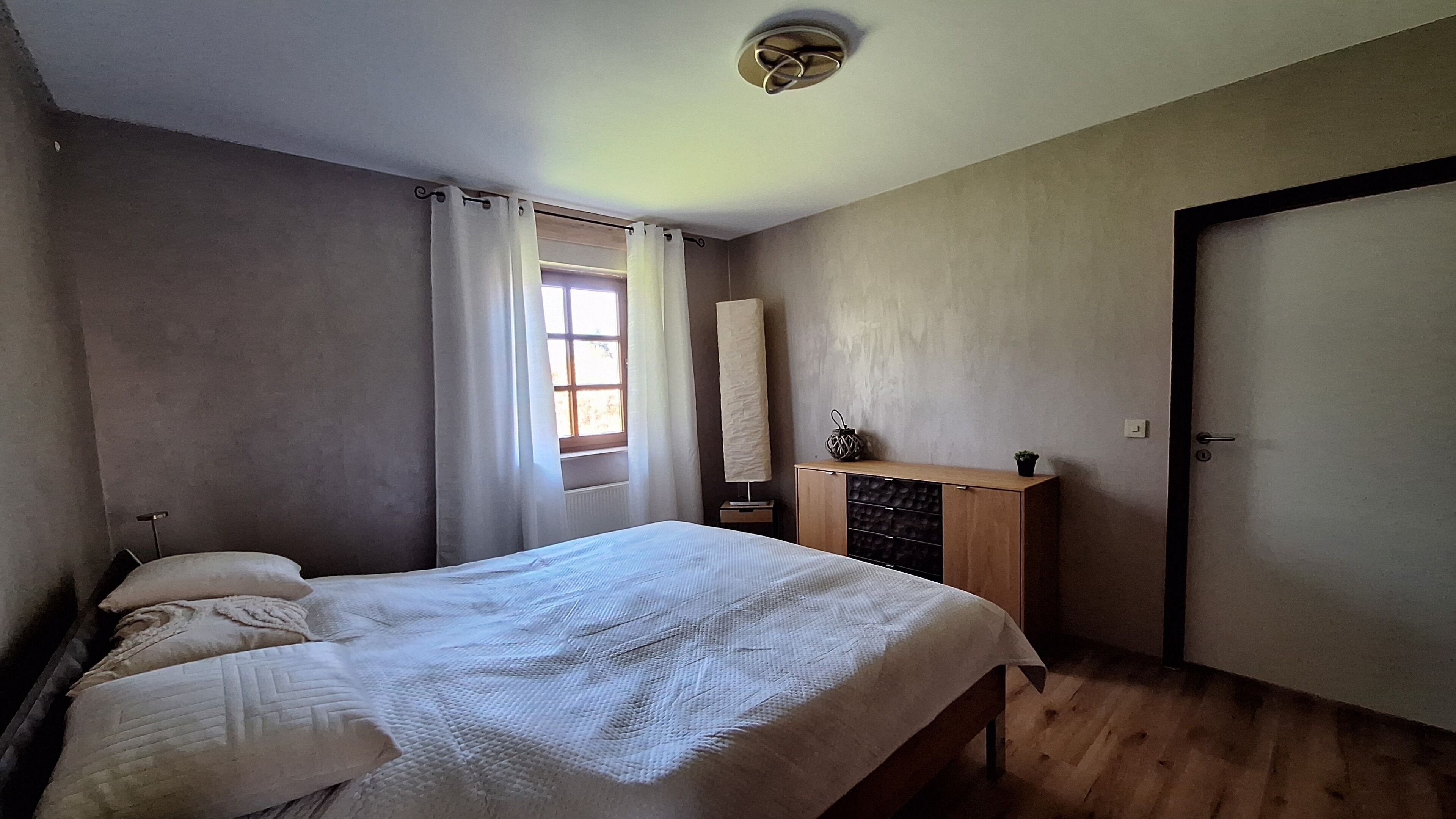 1 slaapkamer, een strijkplank/strijkijzer, reisbedje, gratis wifi