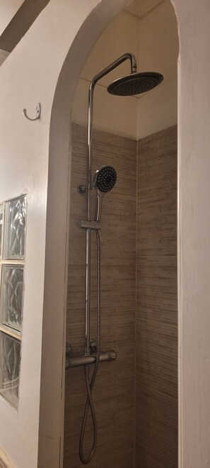 Hair dryer, towels, soap, shampoo - Comfortable, quiet and close to everything in the Nice style (Nice)