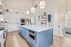 Réfrigérateur, four à micro-ondes, surface de cuisson, lave-vaisselle