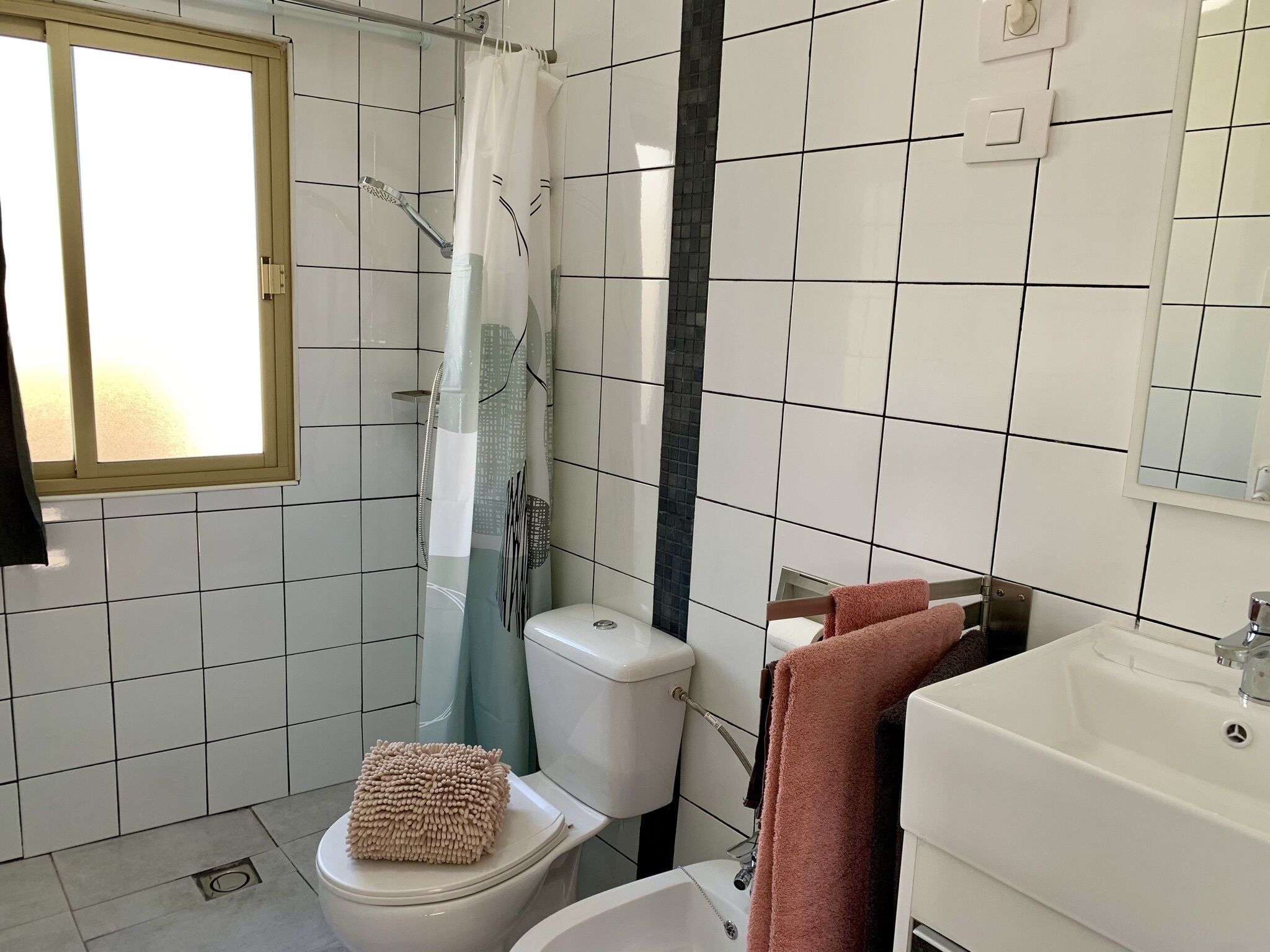 Un baño con inodoro, ducha y lavamanos.
