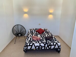 1 habitación, tabla de planchar con plancha y cuna de viaje 