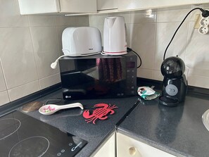 Frigorífic, microones, forn i placa de cuina 