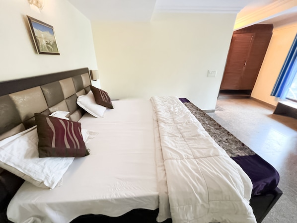 Soundproofing, free WiFi, bed sheets