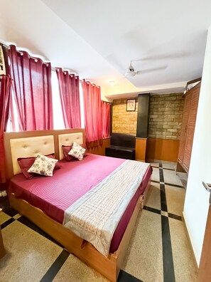 Soundproofing, free WiFi, bed sheets