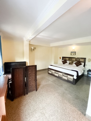 Soundproofing, free WiFi, bed sheets