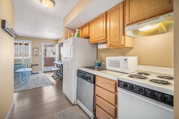 Frigorífico, microondas, horno y placa de cocina