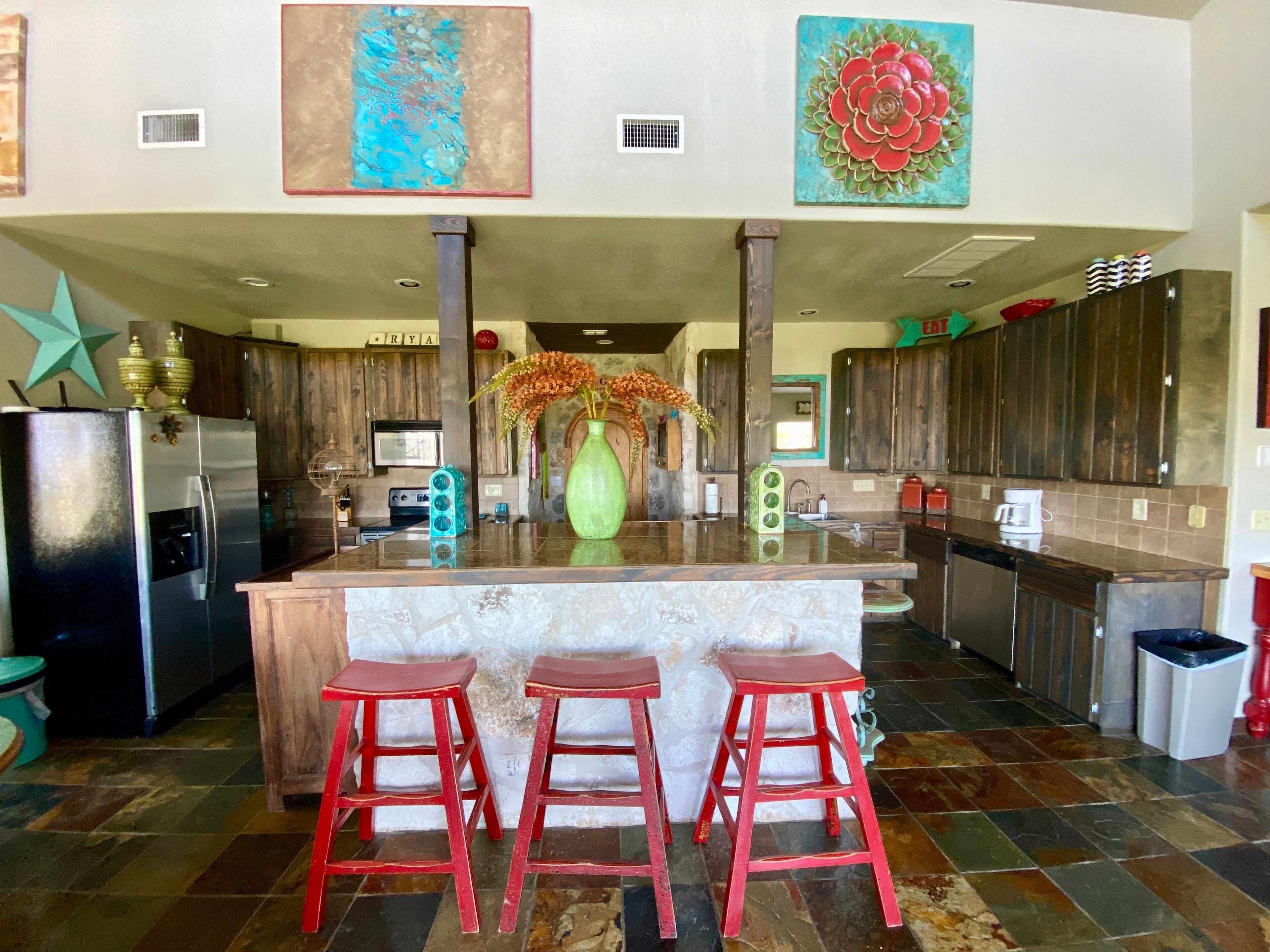 Spectacular Long Range Mt. & River Views, Luxury Lodge, Near River, Concan!