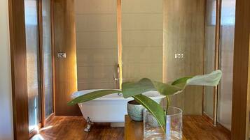 Chambre Familiale, 1 très grand lit | Salle de bain | Chaussons, serviettes fournies, savon, shampoing
