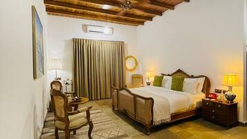Habitación de lujo | Ropa de cama de alta calidad y tabla de planchar con plancha