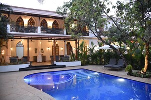 Una piscina al aire libre