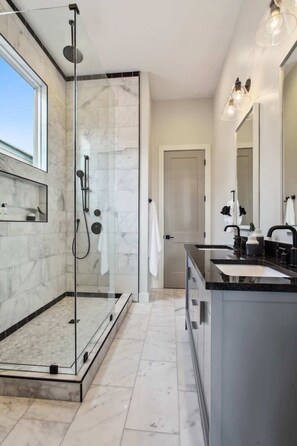 Bathtub, hair dryer, towels, shampoo - Luxury 5BR New Orleans Home | Pool, Hot Tub, Patio (New Orleans)