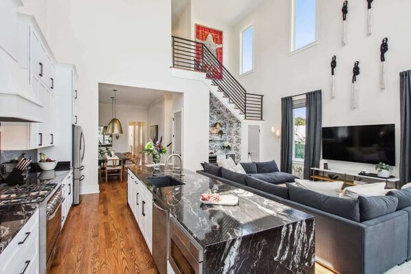 Televisión y oficina 