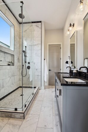 Baignoire, sèche-cheveux, serviettes fournies