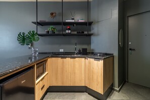 Geladeira, micro-ondas, fogão, cafeteira/chaleira