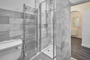 Bathtub, hair dryer, towels, shampoo - Host & Stay | Scoresby Place (Whitby)