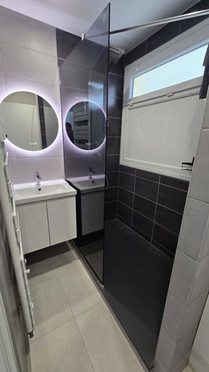 Een douche, een haardroger, handdoeken, toiletpapier