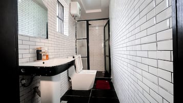 Dusche, kostenlose Toilettenartikel, Handtücher, Seife