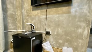 Kamar Standar | Wi-Fi gratis, dilengkapi dengan perabotan berbeda-beda, dan seprai linen