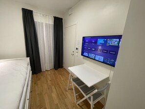 Studio | Down comforters, desk, laptop workspace, blackout drapes - KM Rentals (Rælingen)