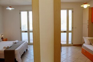 City-Apartment | Wohnbereich | 24-Zoll-LED-Fernseher mit Digitalempfang, Fernseher