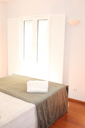 2 slaapkamers, een strijkplank/strijkijzer, reisbedje, wifi