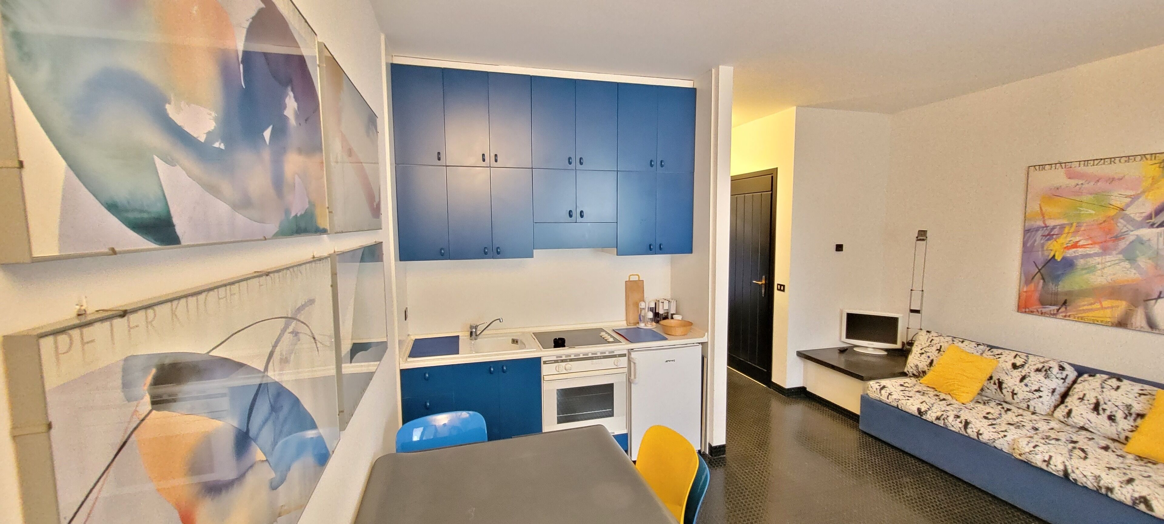 雪櫃、爐具、廚房用具/餐具/器皿、餐桌