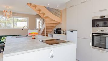 Refrigerador, microondas, horno y lavavajillas