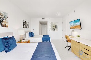 Schreibtisch, Bügeleisen/Bügelbrett, Reisekinderbett, WLAN