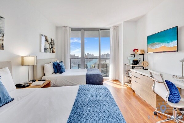 مكتب ومكواة/لوح كي وسرير سفر وواي فاي